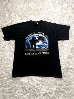 “Kennedy Space Center” Graphic T Shirt Size L